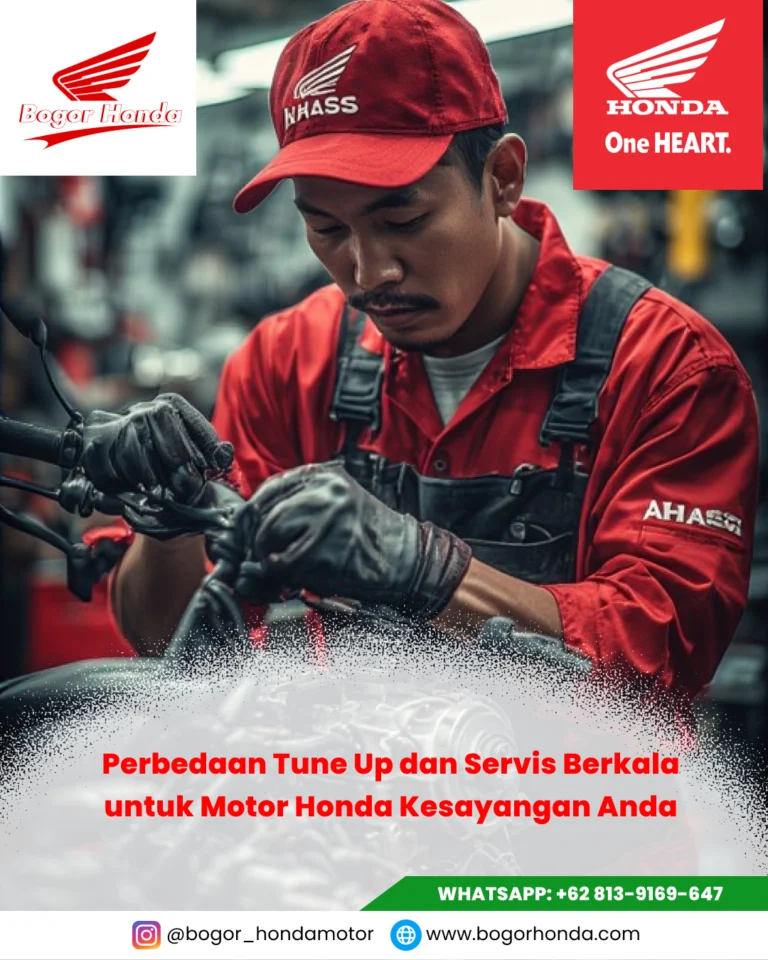 Mekanik AHASS sedang melakukan perbedaan tune up dan servis berkala pada motor Honda Vario.